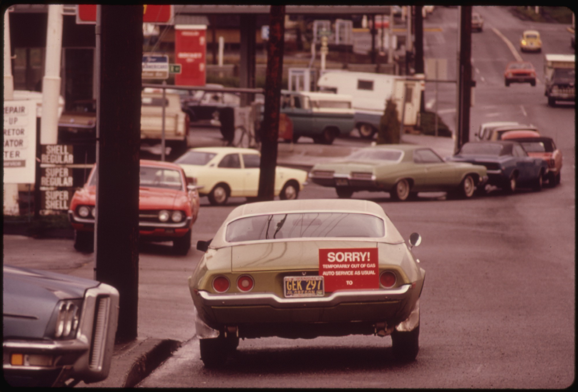 Cars
waiting in a gasoline line in Portland, Oregon, during the 1973 fuel
shortage.